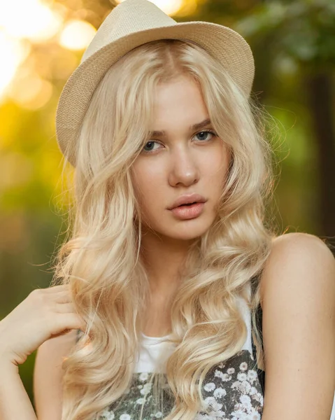 Närbild Front Porträtt Vacker Blond Kvinna Med Lockigt Blont Hår — Stockfoto