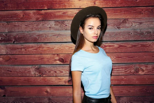 Attractive Model Makeup Hat Shirt Hippie Style Posing Wooden Wall — 스톡 사진