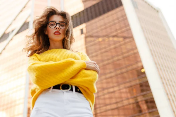 Retrato Frontal Uma Jovem Mulher Com Cabelo Ondulado Use Suéter — Fotografia de Stock