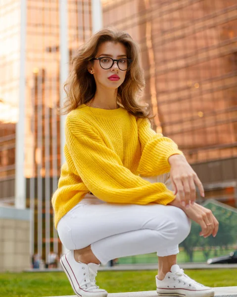 Imagem Frontal Uma Jovem Mulher Com Cabelo Ondulado Desgaste Suéter — Fotografia de Stock