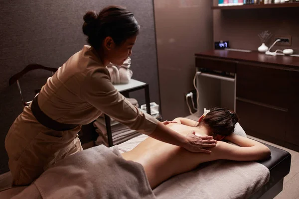 Masseuse Massages Back Young Woman — Stock Photo, Image