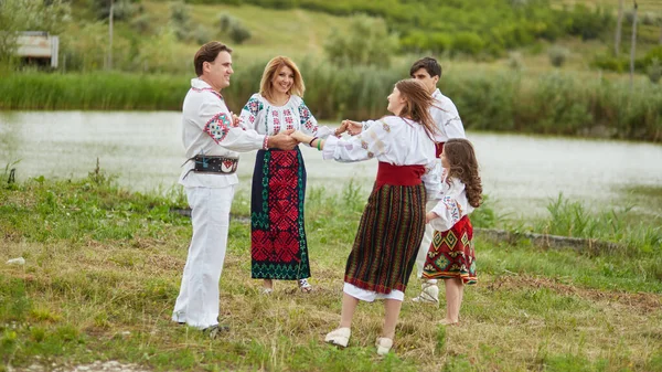 Full Length Image Family Kids Traditional Romanian Clothes Dancing — Fotografia de Stock