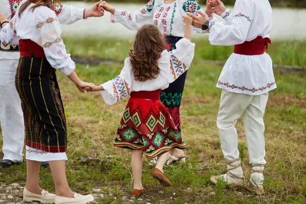 Πλήρης Εικόνα Οικογένειας Παιδιά Παραδοσιακά Ρουμάνικα Ρούχα Χορεύουν Έξω — Φωτογραφία Αρχείου