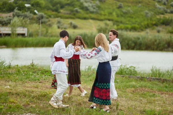 Volledige Foto Van Een Gelukkig Gezin Met Kinderen Traditionele Roemeense — Stockfoto