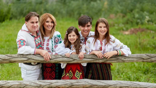 Família Bonita Com Crianças Roupas Tradicionais Posando Campo Pai Mãe — Fotografia de Stock