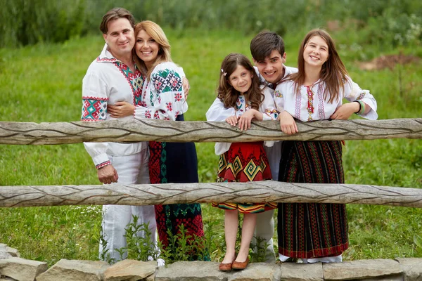 Família Bonita Com Crianças Roupas Tradicionais Posando Campo Pai Mãe — Fotografia de Stock