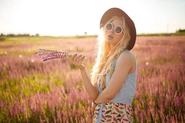 Horizontal View Beautiful Blonde Girl Wear Hat Sunglasses Posing Floral — Stockfoto