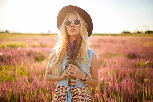 Attractive Beautiful Blonde Girl Wear Hat Sunglasses Posing Floral Field — Stockfoto