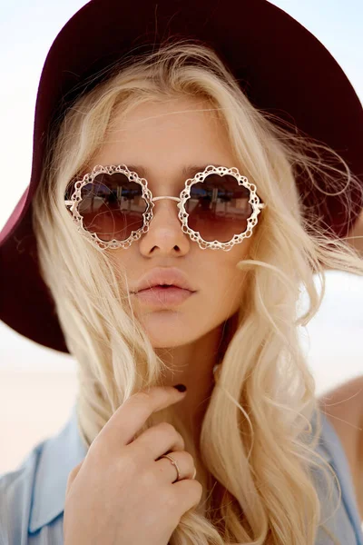 Zbliżenie Przodu Portret Blondynki Okrągłych Kwiatowych Okularach Duże Usta Faliste — Zdjęcie stockowe