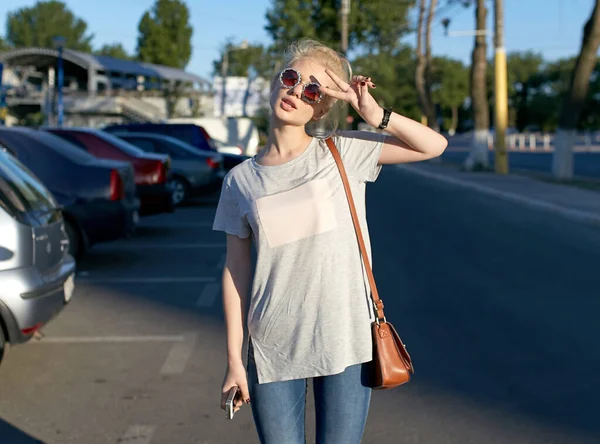 Attractive Cheerful Blonde Girl Walking Urban City Sunglasses Show Sign — 图库照片