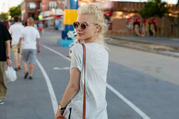 Boční Pohled Mladou Hipsterku Blond Vlasy Nosit Sluneční Brýle Chůze — Stock fotografie