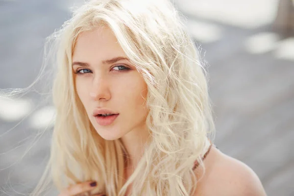 Portrait Une Jeune Femme Blonde Peau Parfaite Aux Yeux Bleus — Photo