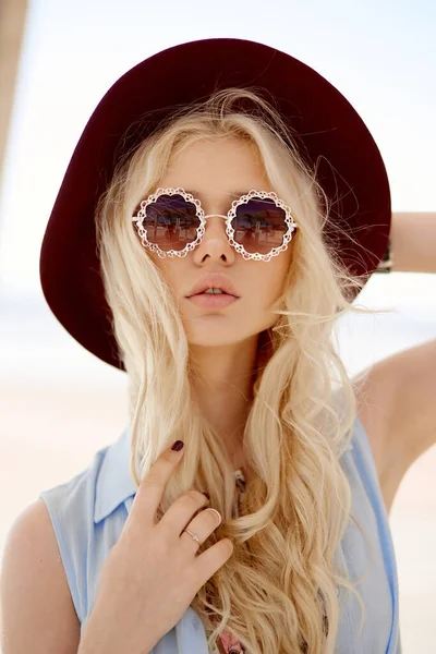 Portret Seksownej Blondynki Okrągłymi Okularami Dużymi Ustami Falowanymi Włosami Bordowym — Zdjęcie stockowe