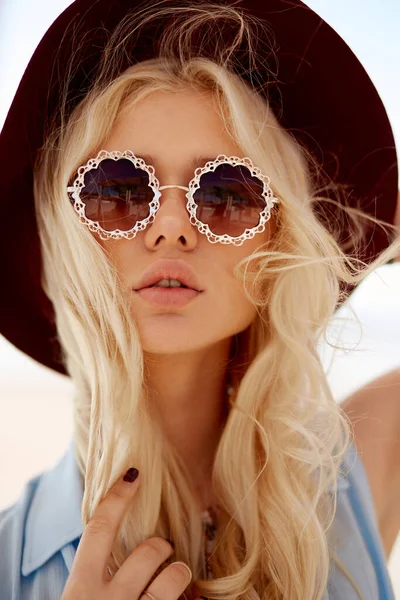 Closeup Front Portrait Blonde Eyeglasses Big Lips Wavy Hair Burgundy — Stockfoto