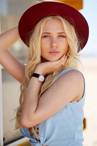 Closeup Portrait Hipster Blonde Stylish Girl Curly Hair Dressed Light — Stock Fotó