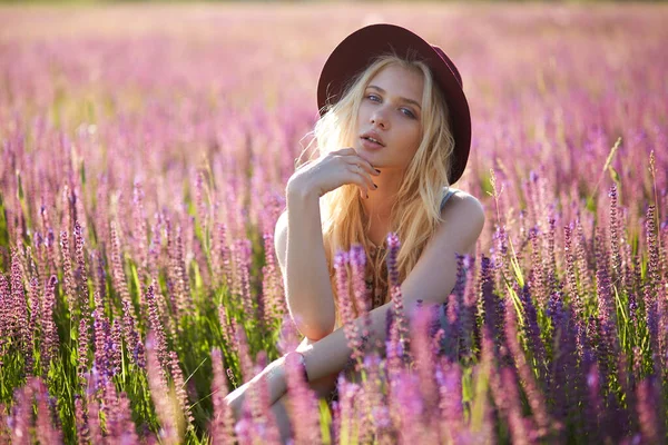 Atraktivní Ženský Model Blond Vlasy Nosit Klobouk Pózování Květinové Pole — Stock fotografie