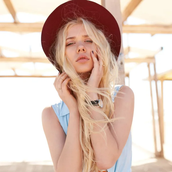Zbliżenie Przed Seksowną Kobietą Blond Kręconymi Włosami Ubraną Jasną Letnią — Zdjęcie stockowe