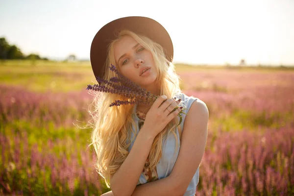 Portrait Cute Blonde Girl Hat Posing Floral Field Sunset Background — Fotografia de Stock