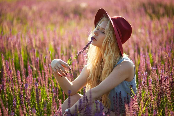 Attractive Female Model Blonde Hair Wear Hat Posing Floral Field — Fotografia de Stock