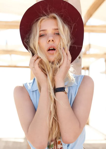 Närbild Framför Sensuell Ung Kvinna Med Blont Lockigt Hår Klädd — Stockfoto