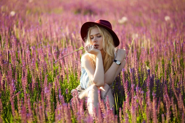 Profile Portrait Young Girl Shiny Blond Hair Sitting Field Flowers — Photo