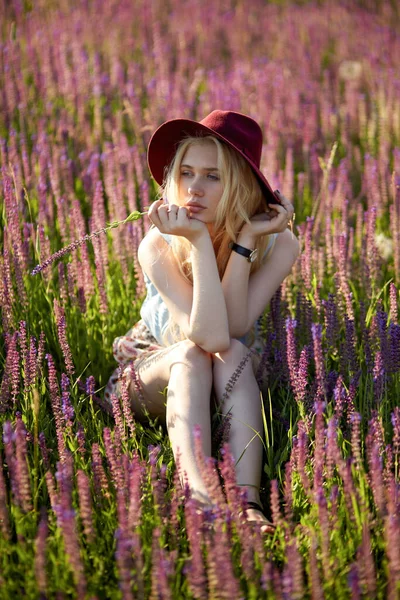 Profil Portrét Mladé Dívky Lesklými Blond Vlasy Sedí Poli Květin — Stock fotografie