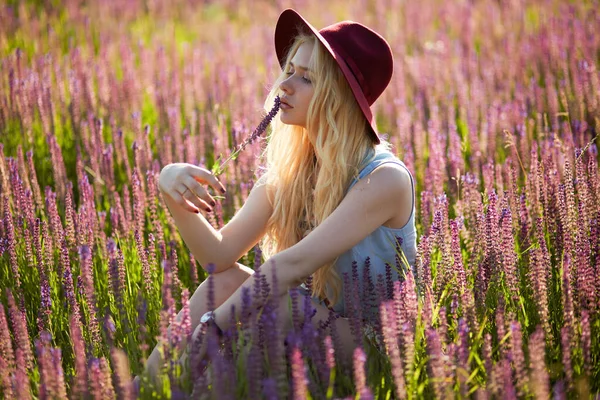 Sensual Girl Blonde Hair Wear Hat Posing Floral Field Beautiful — Stockfoto