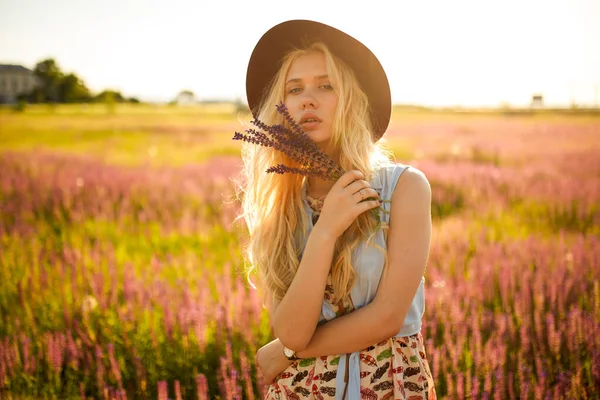 Portrait Sensual Blonde Girl Hat Posing Floral Field Sunset Background — Stockfoto