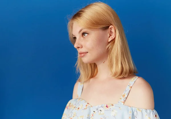 Portret Dziewczyny Piegami Blond Włosami Ubranej Dorywczo Odizolowane Niebieskie Tło — Zdjęcie stockowe