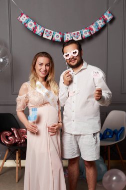 Gülümseyen bir çiftin elinde yazılı yazı ve maske olması, cinsiyet ayrımcılığını ortaya çıkarıyor..