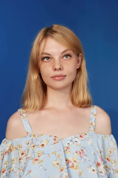 Blondynka Młoda Kobieta Blond Włosami Patrząc Kamerę Odizolowane Niebieskie Tło — Zdjęcie stockowe