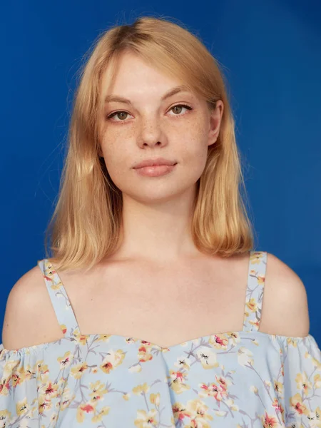 Blondynka Młoda Kobieta Ubrana Swobodnie Patrząc Aparat Odizolowane Niebieskie Tło — Zdjęcie stockowe