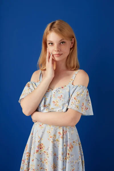 Beautiful Young Woman Fair Hair Freckles Dressed Casually Looking Camera — Fotografia de Stock