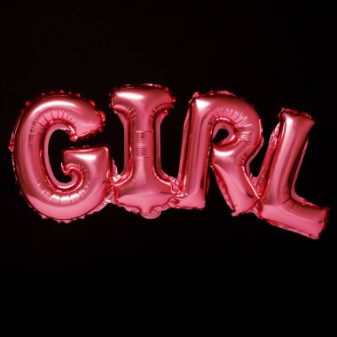 Siyah arkaplanda izole edilmiş, üzerinde kız resmi olan pembe bir balonun yakın plan resmi.