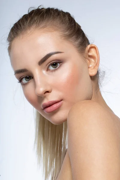 Closeup Front Portrait Young Woman Natural Makeup Looking Camera Holding — Stockfoto