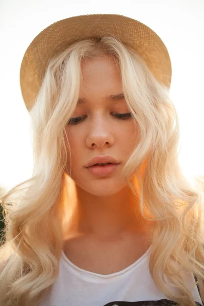 Zbliżenie Przodu Portret Pięknej Blondynki Kręconymi Blond Włosami Słomkowym Kapeluszem — Zdjęcie stockowe