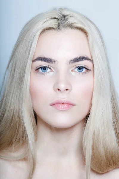 Portret Młodej Blondynki Bliska Piękna Dziewczyna Makijażem — Zdjęcie stockowe