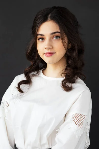 Close Voorportret Van Een Mooie Jonge Vrouw Dragen Witte Shirt — Stockfoto