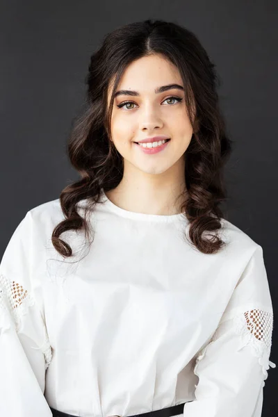 Closeup Front Portrait Cute Young Woman Wear White Shirt Posando — Fotografia de Stock