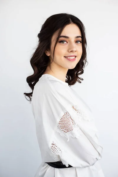 Schoonheidsportret Van Een Mooie Jonge Vrouw Dragen Witte Shirt Poseren — Stockfoto