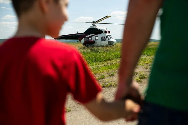 Rear View Father His Son Looking Helicopter — стоковое фото