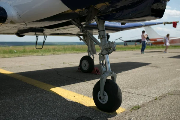 Airplane Landing Gear Touching Runway White Smoke — Fotografia de Stock