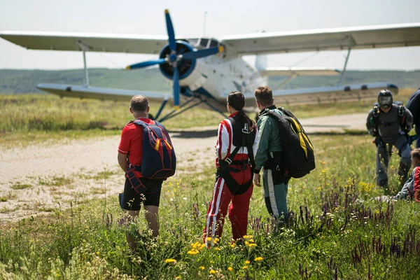 Parachutists Standing Next Plane — Fotografia de Stock