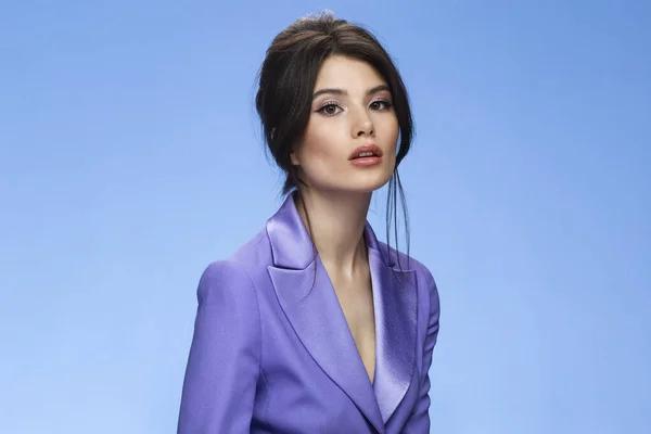 Brunette Young Woman Makeup Hairstyle Stylish Purple Suit Looking Camera —  Fotos de Stock