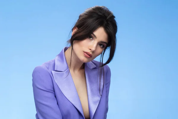 Brunette Young Woman Stylish Purple Suit Looking Camera Touching Her — Stockfoto