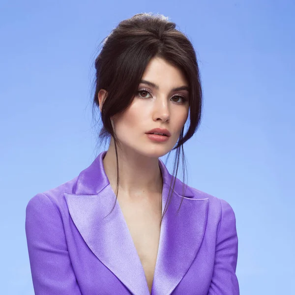 Brunette Young Woman Elegant Purple Suit Looking Camera Isolated Blue — Stock fotografie