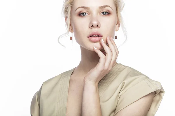 Μετωπική Προσωπογραφία Γυναικείου Μοντέλου Μακιγιάζ Ασημένια Κοσμήματα Απομονωμένο Λευκό Φόντο — Φωτογραφία Αρχείου