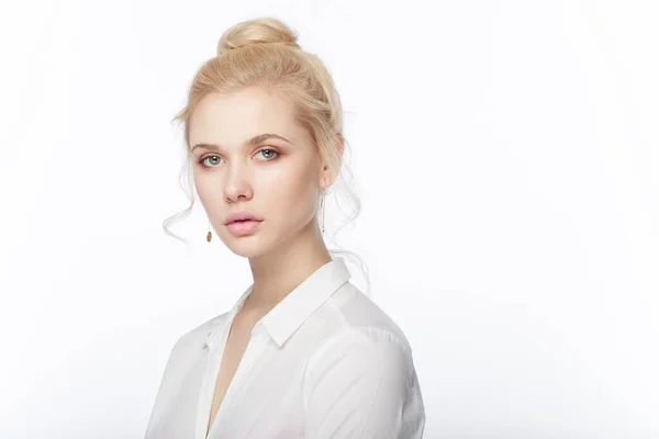 Portret Młodej Dziewczyny Blond Włosami Ułożonymi Bułeczkę Ubrana Białą Koszulę — Zdjęcie stockowe