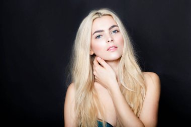 Sarışın, izole edilmiş siyah bir geçmişi olan neşeli genç bir kadının ön portresi. Doğal makyajlı güzel kız..