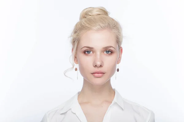 Saçları Topuz Şeklinde Sıralanmış Kulaklarında Altın Küpeler Olan Beyaz Bir — Stok fotoğraf